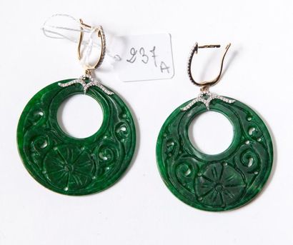 null Paire de pendants d'oreilles ornés de disques de jade (teinté) gravé et ajouré,...
