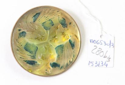 LALIQUE Broche ronde en verre moulé jaune et vert à décor de poissons volants, monture...