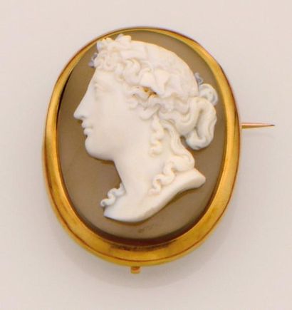 null Broche ornée d'un camée sur agate blonde à décor de profil de femme, la monture...