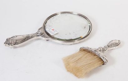 null Un miroir à main et une brosse en argent ciselé à décor de femmes et de nenuphares,...
