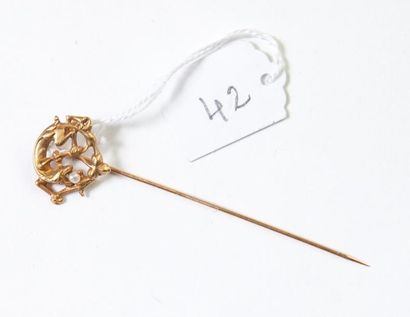 null Épingle de cravate à décor de «Chimère» en or jaune agrémentée d'une perle....