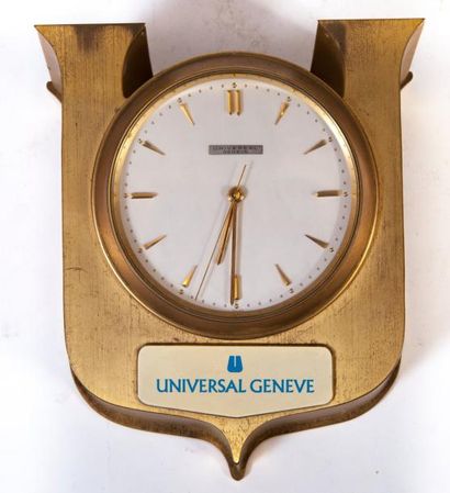 null Pendulette «Universal Genève» en laiton doré, mouvement mécanique, vers 1970...