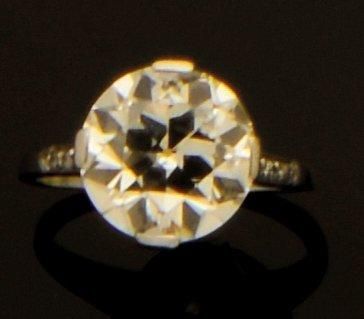 null Bague solitaire en platine sertie d'un diamant taille ancienne calibrant 4,20...