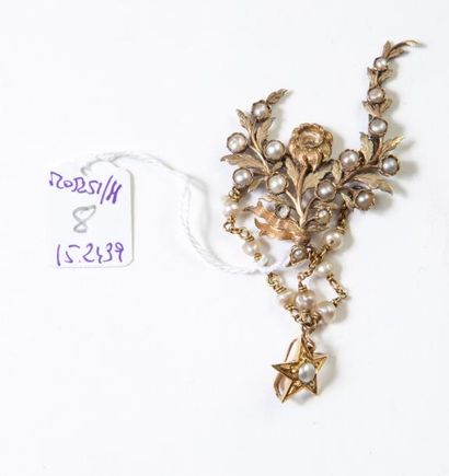 null Pendentif ancien en or et argent à décor floral serti de perles. Poids brut:...