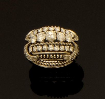 null Bague «Dôme» en platine torsadé et ajouré ornée de diamants taille brillant....