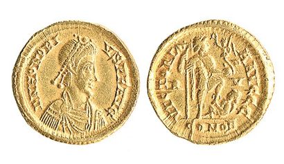 ROME, Honorius (393-423) Solidus de Ravenne. R/L'empereur en habits militaires, foulant...