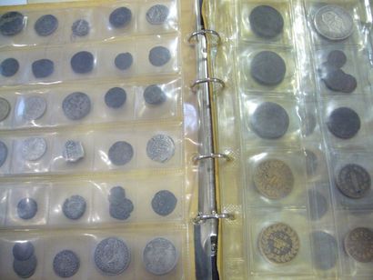 null DIVERS. Album d'environ 148 monnaies diverses romaines antiques, françaises,...
