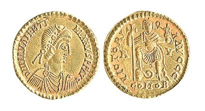ROME, Valentinien III (424 - 425) Solidus de Ravenne. R /L'empereur de face, posant...