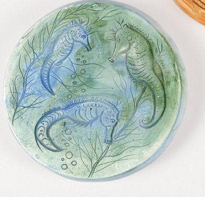 Jacques BIRR Les hippocampes Médaillon en plâtre à décor en creux et à patine bleu-vert,...