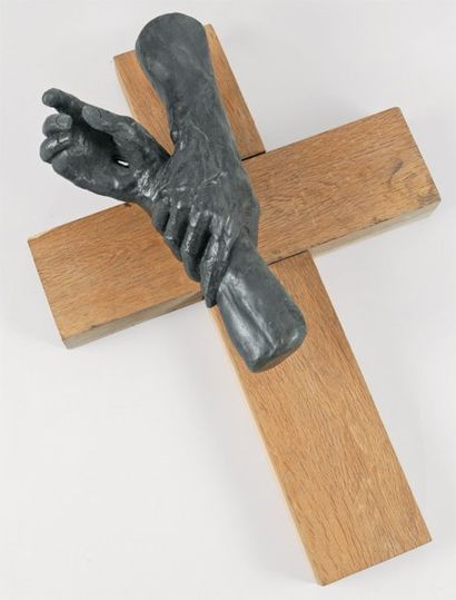 Gabriel MARIANI Croix aux mains Bronze à patine noire monté sur une croix en chêne,...
