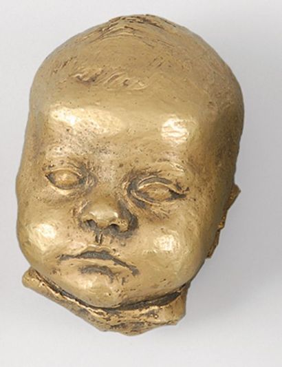 null Visage de bébé Sculpture en résine recouverte de métal doré, épreuve n°1/25,...