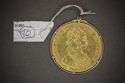 null Pendentif en or jaune serti d'une pièce de 4 ducats or de 1915 16,9 g 