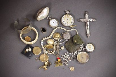 null Lot comprenant: 2 chapelets, bracelets et colliers en argent, crucifix en nacre...