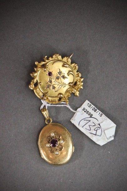 null Lot composé d'un pendentif souvenir en or jaune serti de perles et d'un grenat...