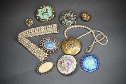 null Lot de bijoux fantaisie: 8 broches, 1 collier et 1 bracelet en perles, 1 paire...