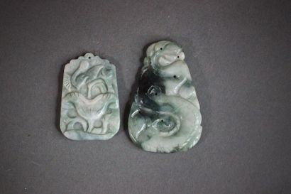 null Lot de 2 pendentifs en jade sculptés l'un motif serpent, l'autre vase 