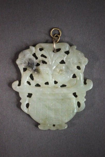 null Pendentif ciselé en jade à motif panier de fleurs 