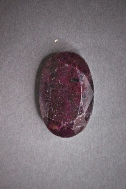 null Rubis oval d'environ 115 carats