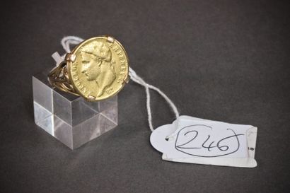 null Pièce de 20 F or Louis XVIII montée en pendentif avec sa chaîne en or jaune....