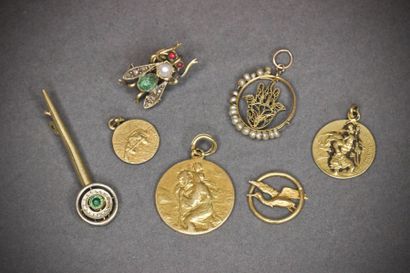 null 3 Médailles en or jaune, débris de bijoux dont abeille en or jaune et un débris...