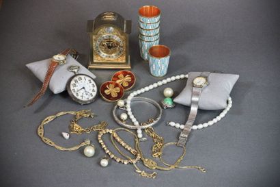 null Lot de bijoux fantaisie: timbales émaillées, montres de dame dont gucci, colliers,...