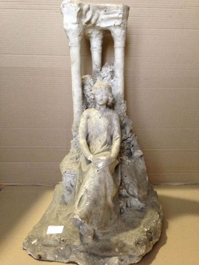 ANONYME fin XIXe début XXe siècle Femme assise devant des colonnes sculpture en plâtre...