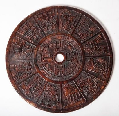 null Disque Bi en pierre dure sculpté d'animaux du zodiaque. Chine, XXème siècle....