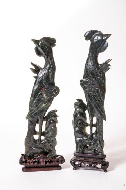 null Paire de phoenix en amphibole Verte foncé Hauteur: 27 cm Chine, XXème siècle....
