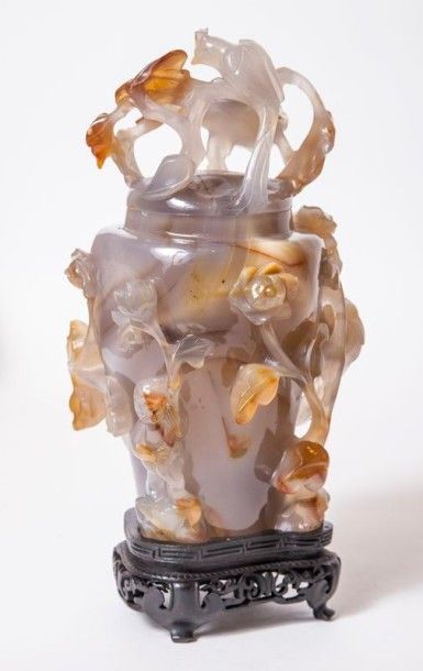 null Vase couvert en agate grise veinée rouille. Chine XXème siècle Hauteur 23cm