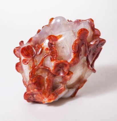 null Vase en cornaline blanche et rouge en forme de lotus. Hauteur 11cm