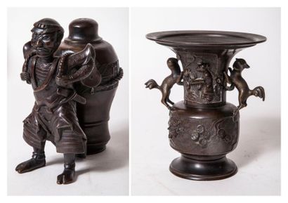 null Lot comprenant deux objets en bronze de patine brune, l'un: vase de type Zun...