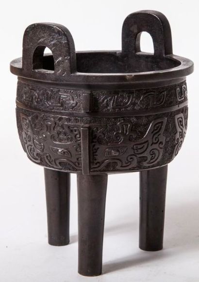 null Vase tripode en bronze de patine brune, de type Ding, à décor archaïsant, de...