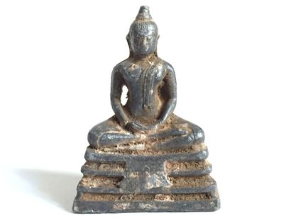 null Petit Bouddha représenté assis Birmanie, XIXème siècle H.: 3cm