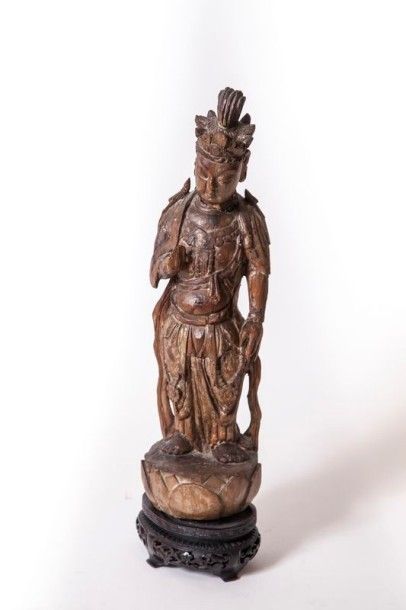 null Sujet en bois anciennement laqué et doré représentant Guanyin-Avalokitesvara...