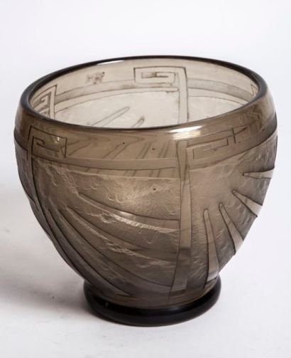 SCHNEIDER Vase en verre fumé à décor géomètrique dégagé à la roue. Hauteur: 13,5...