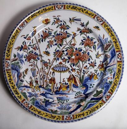 ROUEN Grand plat en faïence polychrome à décor de chinois parmis des arbres animés...