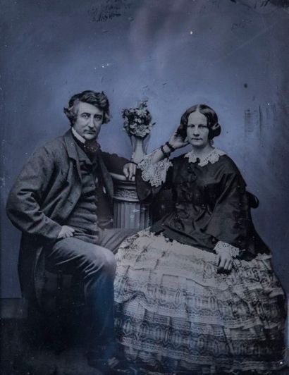 null Daguerreotype représentant un couple assis près d'une colonne. H.: 20.5 - L.:...