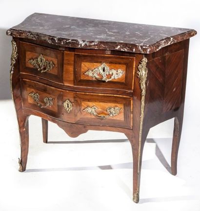 null Commode sauteuse en bois de placage ouvrant par trois tiroirs sur trois rangs...