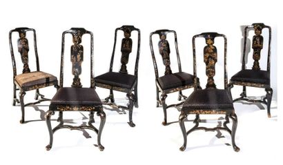 null Suite de six chaises en bois laqué noir réhaussé d'or à décor de personnages...