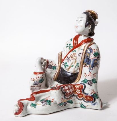 null Sujet en porcelaine d'imari, représentant une geisha assise, une oie sur ses...