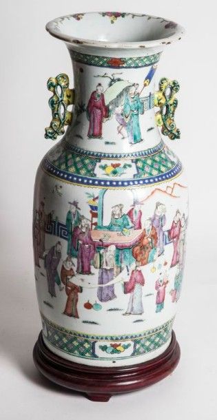 null Vase en porcelaine et émaux de style famille rose à décor de sages et enfants...