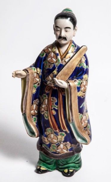 null Sujet en porcelaine polychrome représentant un dignitaire vêtu d'un kimono de...