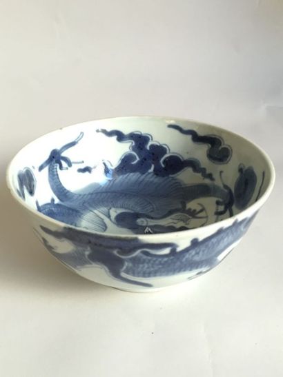 null Bol en porcelaine à décor bleu-blanc de dragon Chine du Sud, début du XXème...