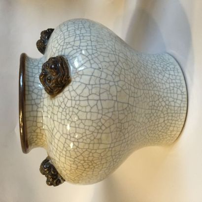 null Vase en grès émaillé de Nakin à fond blanc craquelé, anses en forme de chimères....