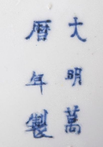 null Deux assiettes en porcelaine d'Imari bleu, corail, vert et or, à décor de personnages...