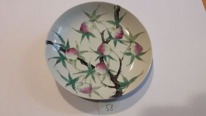 null Petite assiette en porcelaine à décor en émaux de la famille rose, de branches...