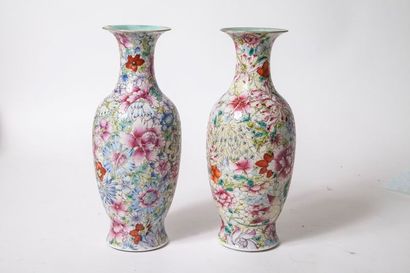 null Paire de petits vases balustres en porcelaine à décor mille fleurs en émaux...