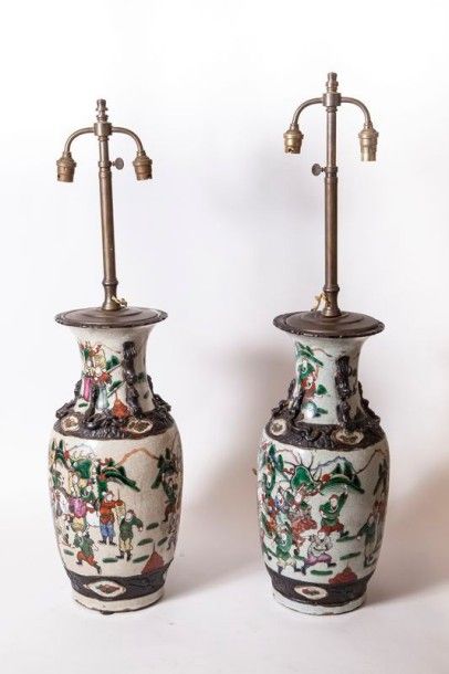 null Paire de vases en porcelaine de Nankin à décor de scènes de bataille, montés...