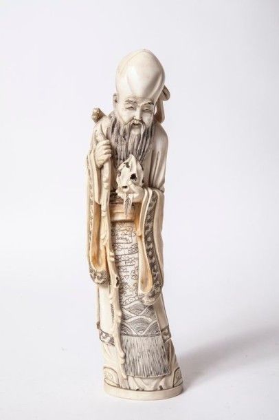 null Sujet en ivoire représentant Shoulao, le dieu du Tao, tenant une pêche de longévité...