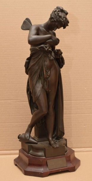 LEQUESNE Eugène Louis (1815-1887) 
Psychée allumant la lampe
Bronze à patine brune,...